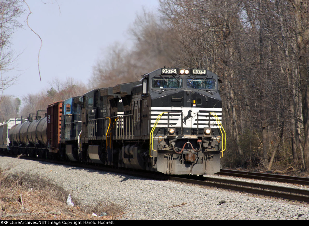 NS 9575 leads train 173 up the hill at Five Row